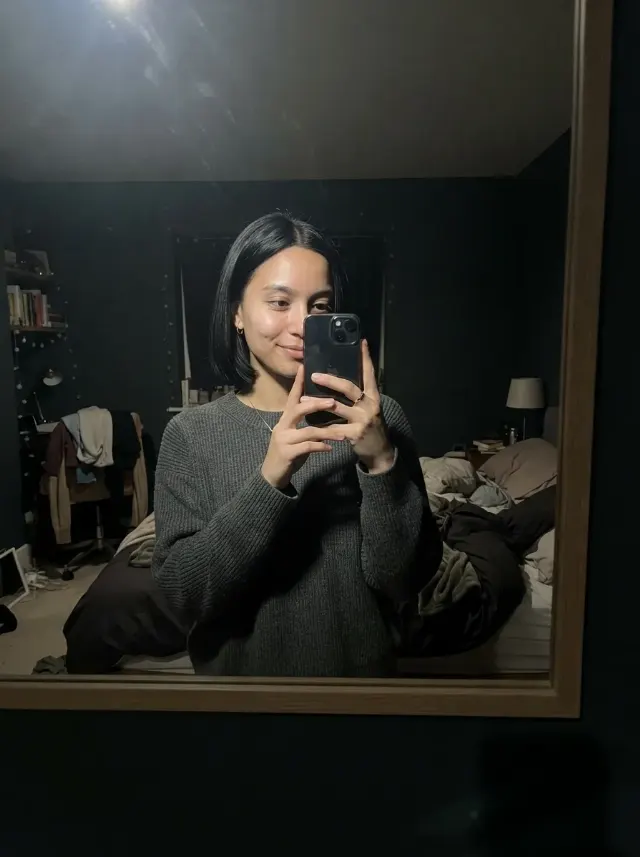 Dim Bedroom Flash Mirror Selfie