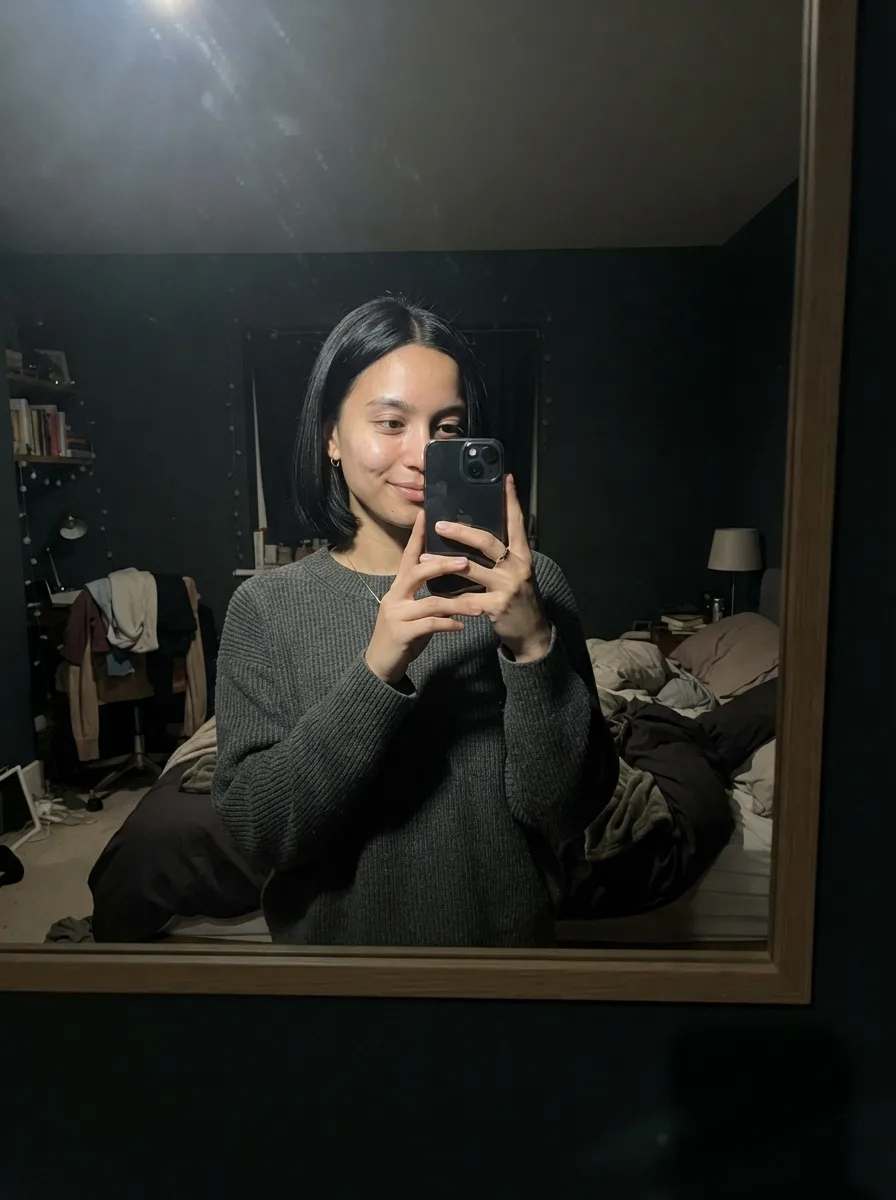 Dim Bedroom Flash Mirror Selfie
